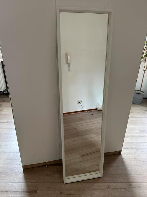 Strakke witte staande spiegel. Praktisch & stijlvol, Huis en Inrichting, Woonaccessoires | Spiegels, Zo goed als nieuw, Minder dan 50 cm