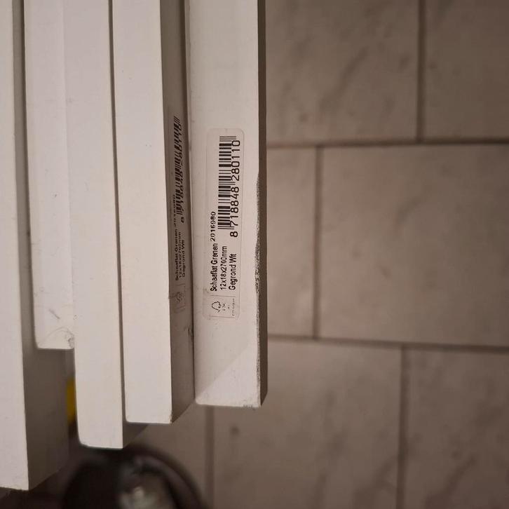 Te koop: schaaflat grenen 12x18x2700 (wit gegrond) – 6 stuks, Doe-het-zelf en Verbouw, Plinten en Afwerking, Zo goed als nieuw