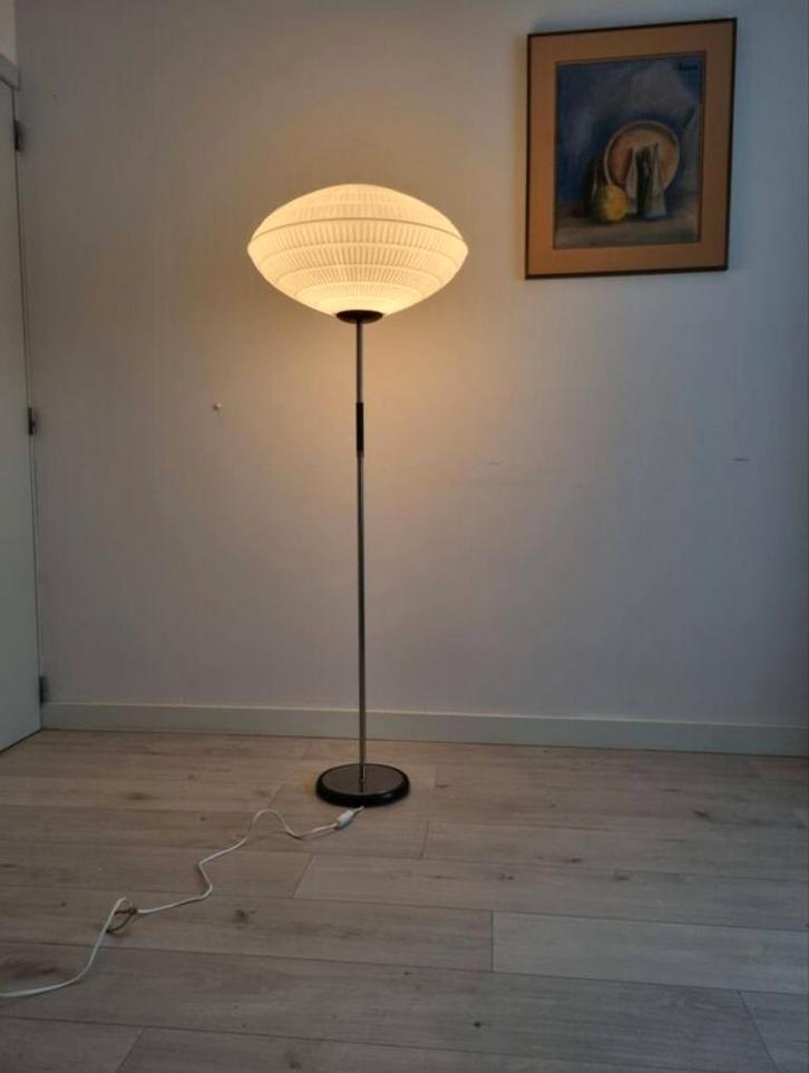 Vintage space age ufo vloerlamp, Huis en Inrichting, Lampen | Vloerlampen, Gebruikt, 150 tot 200 cm, Kunststof, Metaal, Ophalen