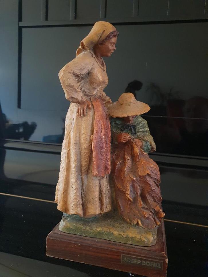 Josep Bofill beeldje vrouw met oude vrouw gesigneerd, Antiek en Kunst, Kunst | Beelden en Houtsnijwerken, Ophalen