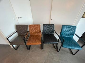 4 eetkamerstoelen verschillende kleur beschikbaar voor biedingen