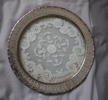 Brocante onderzetter verzilverde rand kant kleedje *eureka* beschikbaar voor biedingen