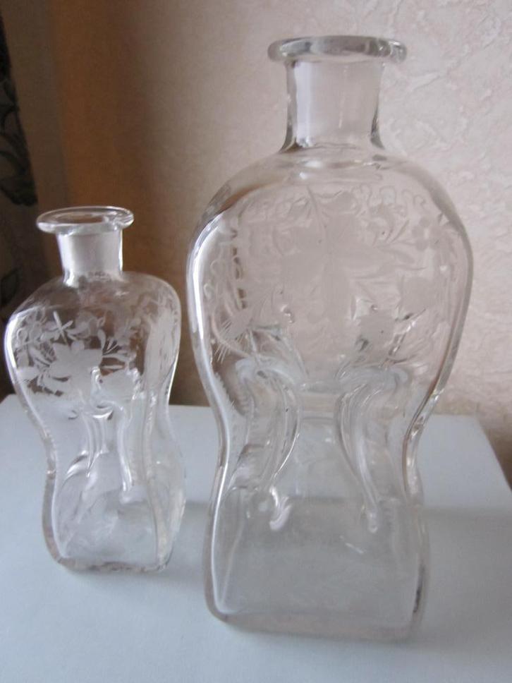 Twee antieke gegraveerde kluk kluk of Kutrolf decanters, Antiek en Kunst, Antiek | Glas en Kristal, Verzenden