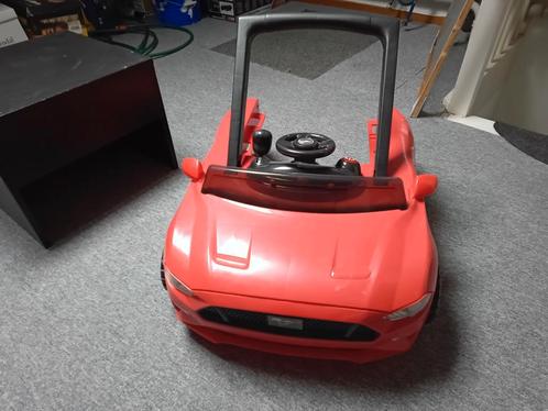 Loopwagen Ford Mustang rood met geluid ziet er netjes uit., Kinderen en Baby's, Speelgoed | Buiten | Accuvoertuigen, Zo goed als nieuw