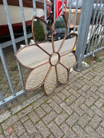 Handgemaakte bloemenspiegel beschikbaar voor biedingen