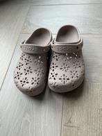 Nieuwe Crocs maat 36/37, kleur beige, type: floral cut out, Kleding | Dames, Schoenen, Slippers, Verzenden, Beige, Nieuw