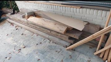 Houten balken beschikbaar voor biedingen
