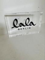 Lala Berlin plexiglas reclame bord , 22 x 16 cm, Verzamelen, Reclamebord, Gebruikt, Ophalen of Verzenden