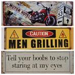 Caution Men Grilling BBQ reclamebord van metaal wandbord, Info@deconoord.nl, Deco Noord, Nieuw, Ophalen of Verzenden