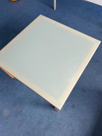 Als nieuw salontafel 70 x 70 beschikbaar voor biedingen