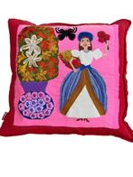 Vierkante handjeborduurde kussen Dame roze kussen, Huis en Inrichting, Woonaccessoires | Kussens, Ophalen of Verzenden, Zo goed als nieuw