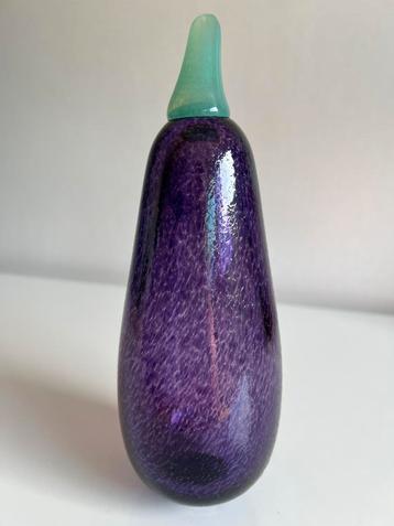 Kosta Boda Aubergine ‘Frutteria’ Art Glass Gunnel Sahlin beschikbaar voor biedingen