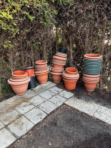 Plastic Bloempotten (Ongeveer 65 stuks) beschikbaar voor biedingen