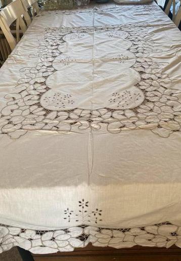 Antiek tafelkleed in cremekleur beschikbaar voor biedingen