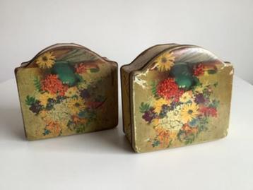 2 decoratieve vintage blikken met bloemen beschikbaar voor biedingen