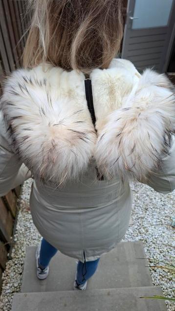Prachtige parka met bontkraag en bont accenten beschikbaar voor biedingen