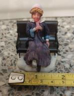 Lemax figuurtje Vrouw die schaatsen aantrekt, Diversen, Kerst, Ophalen of Verzenden