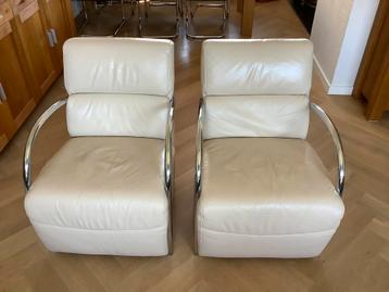 2 crèmekleurige leren stoelen chroom leuningen €30,- beschikbaar voor biedingen