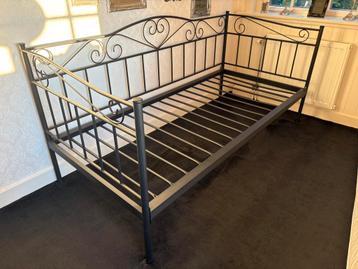 Zwart metalen eenpersoons bed 90x200 beschikbaar voor biedingen