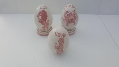 Porselein - 3 eieren en 2 opzetters - Virgo, Leo en Cancer, Antiek en Kunst, Antiek | Porselein, Ophalen of Verzenden