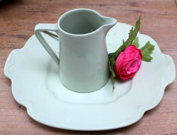 mintgroen oud bord met kannetje beschikbaar voor biedingen