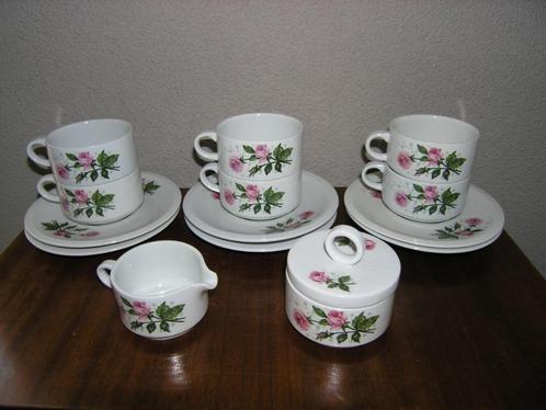 Villeroy & Boch Pink Roses 6 kop & schotels + melk & suiker, Huis en Inrichting, Keuken | Servies, Zo goed als nieuw, Kop(pen) en/of Schotel(s)