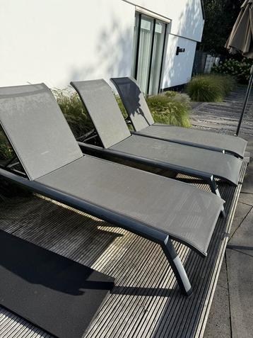 3 Antraciet/Grijze Ligbedden - Zo Goed Als Nieuw beschikbaar voor biedingen