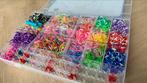 Mooie loom bandjes in sorteer doos diverse kleuren, Zo goed als nieuw, Ophalen