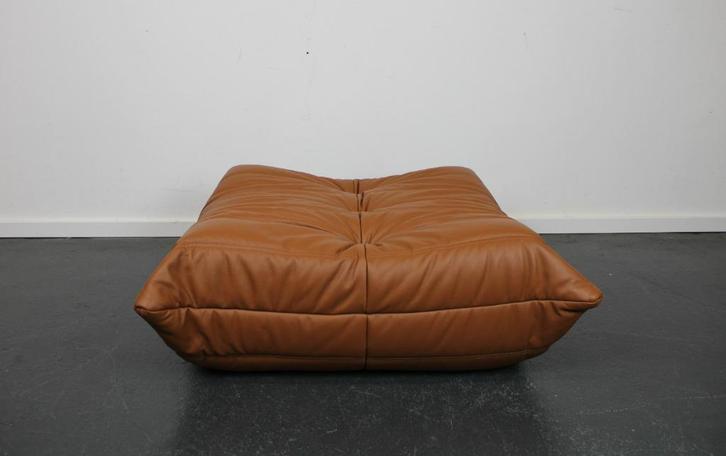 Ligne Roset Togo poef, Cognac leer, Huis en Inrichting, Banken | Sofa's en Chaises Longues, Nieuw, Eenpersoons, Leer, Stof, Ophalen