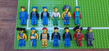 13 LEGO minifigs (waarvan 4 stuks Juniors) beschikbaar voor biedingen