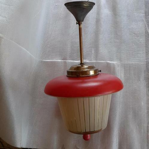 Vintage hanglamp / ganglamp met o.a. rood glas / koper, Huis en Inrichting, Lampen | Hanglampen, Gebruikt, Glas, Metaal, Ophalen