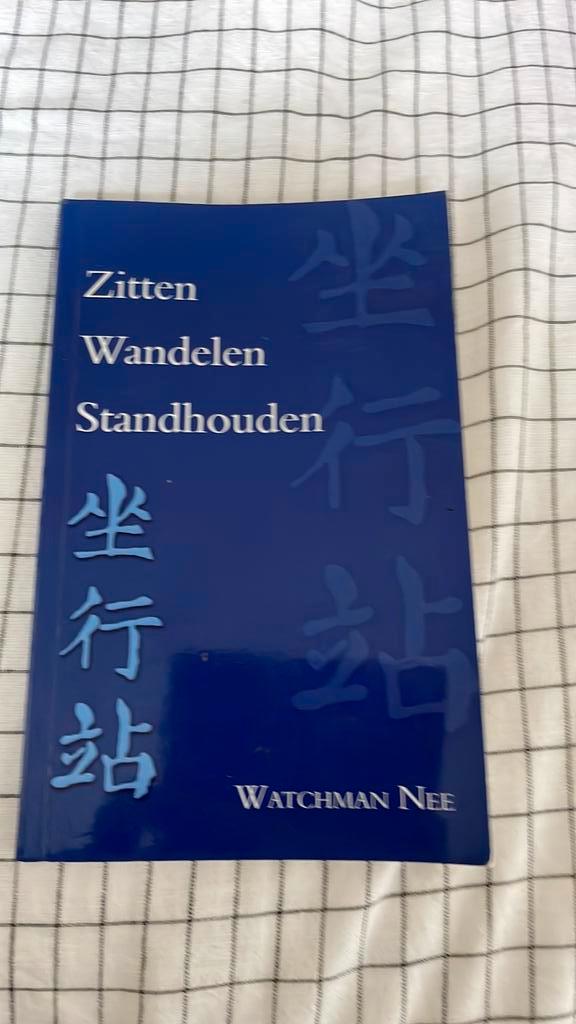 Watchman Nee - Zitten wandelen standhouden, Boeken, Overige Boeken, Zo goed als nieuw, Ophalen of Verzenden