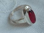 Zilveren ring met rode steen, Sieraden, Tassen en Uiterlijk, Ringen, Verzenden, Nieuw, 17 tot 18, Dame