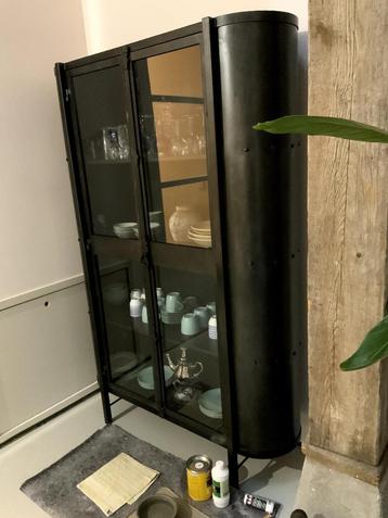 Zwart metalen vitrinekast stijl art nouveau beschikbaar voor biedingen