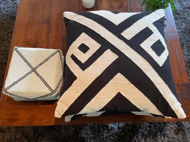 Sierkussens zwart-wit (crème) grafisch (2 stuks), Huis en Inrichting, Woonaccessoires | Kussens, Zo goed als nieuw, Overige kleuren