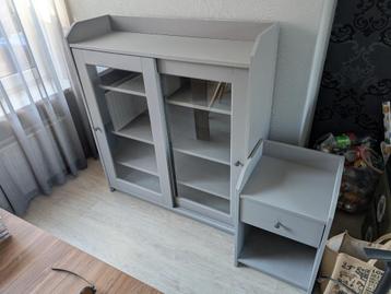 Gratis af te halen: Ikea Hauga Vitrinekast en nachtkastje beschikbaar voor biedingen