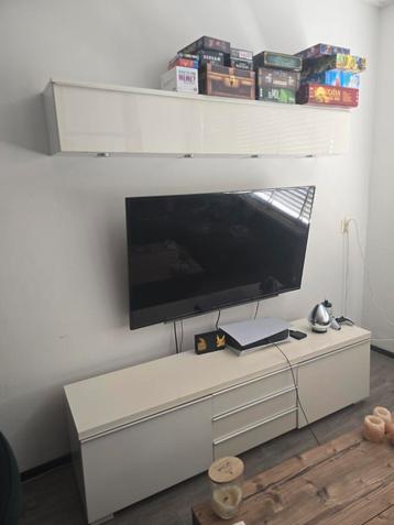 Tv kast en hangkast gratis!
