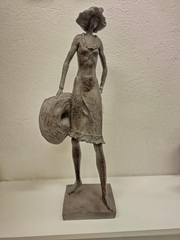 Beeld dame met hoed - zin in de zomer beschikbaar voor biedingen