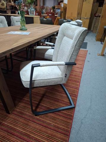Nieuwe Armleuning stoelen, Stof Champagne, Zwart frame H&H beschikbaar voor biedingen