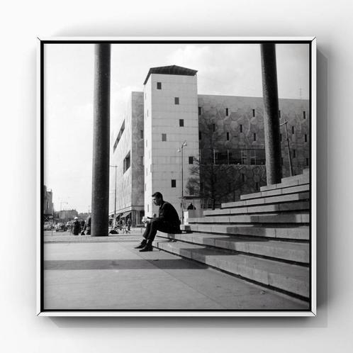 Rotterdam, Beursplein – Trappen en De Bijenkorf (1961), Verzamelen, Foto's en Prenten, Nieuw, Overige onderwerpen, 1980 tot heden