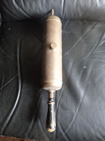 Olie spuit van geel koper vintage beschikbaar voor biedingen