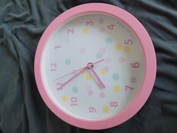Roze wandklok beschikbaar voor biedingen