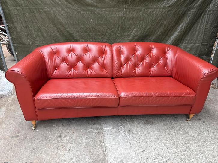 Klassieke leren bank - Rode Chesterfield stijl, Huis en Inrichting, Banken | Bankstellen, Gebruikt, Rechte bank, Driepersoons