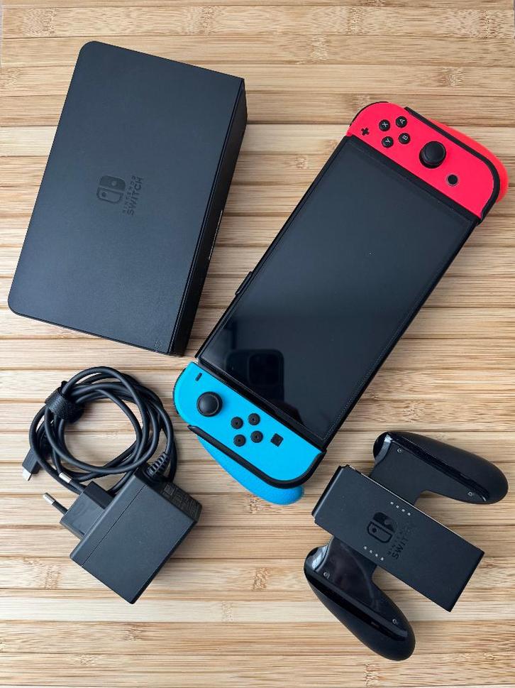 Nintendo Switch (OLED) Blauw en Rood, Spelcomputers en Games, Spelcomputers | Nintendo Switch, Zo goed als nieuw, Switch OLED