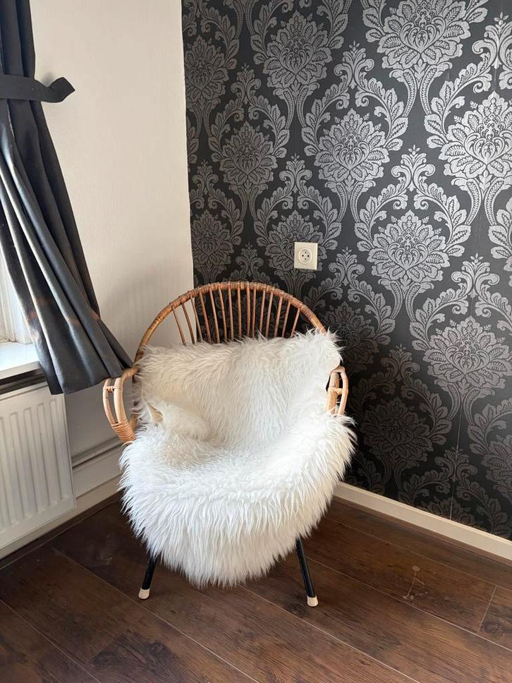 Vintage rotan stoel met schapenkleedje, Huis en Inrichting, Stoelen, Gebruikt, Eén, Riet of Rotan, Bruin, Ophalen