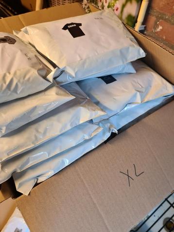  Nieuw t-shirts, verschillende maten.  beschikbaar voor biedingen