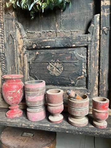 Houten vijzels en houten ornamenten beschikbaar voor biedingen