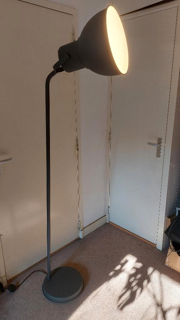 IKEA Vloerlamp, Donkergrijs – Inclusief LED (spaar)lamp, Huis en Inrichting, Lampen | Vloerlampen, Zo goed als nieuw, 150 tot 200 cm