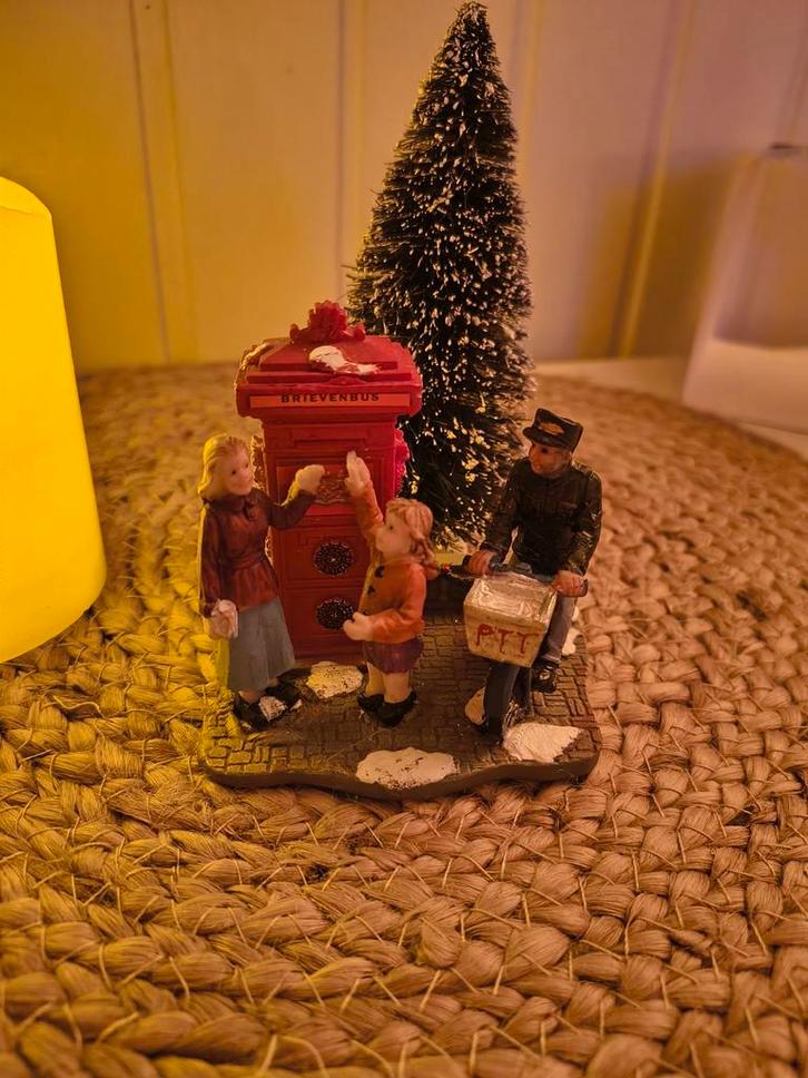 Kerstdorp PTT Postbezorger bij Brievenbus, kerstdorp, Diversen, Kerst, Zo goed als nieuw, Ophalen of Verzenden