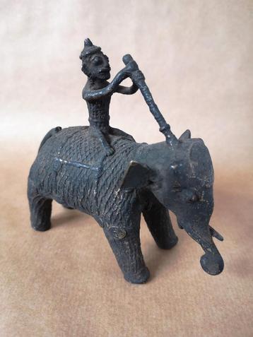 Oude Indiaas dhokra olifant beschikbaar voor biedingen